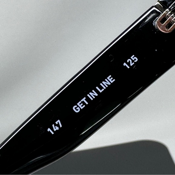 Quay australia GET IN LINE Black flat top shield sunglasses - Picture 4 of 12